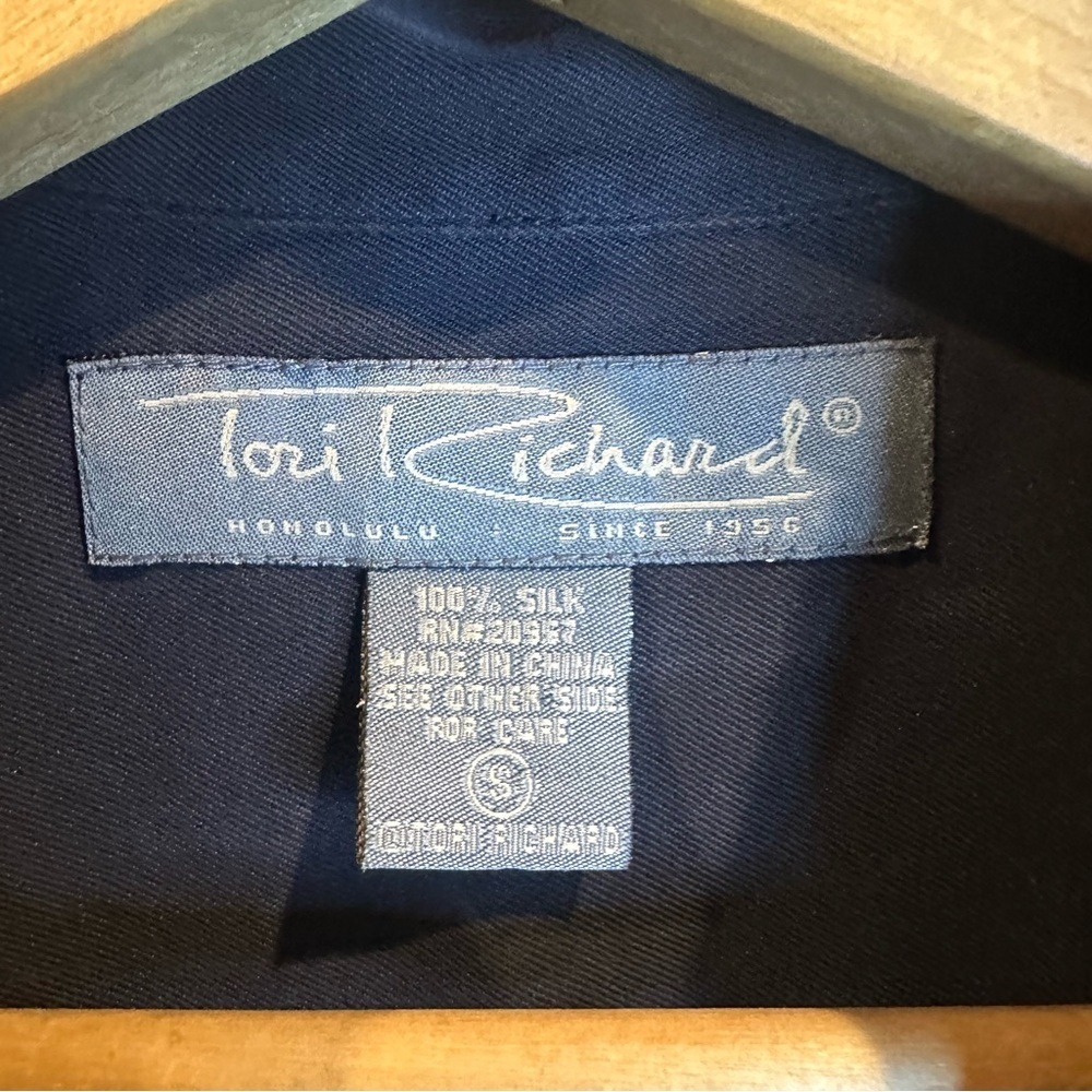Vintage Tori Richard 100% Silk Black Shirt with Rocking Santa Detail - Picture 3 of 5